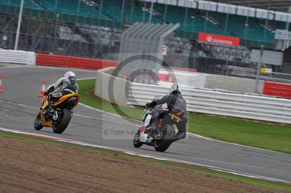 Motorcycle action photographs;Silverstone circuit;Silverstone photographs;Trackday digital images;event digital images;eventdigitalimages;no limits trackday;peter wileman photography;rockingham towcester northamptonshire;trackday;trackday photos