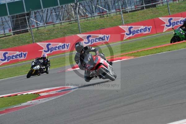 Motorcycle action photographs;Silverstone circuit;Silverstone photographs;Trackday digital images;event digital images;eventdigitalimages;no limits trackday;peter wileman photography;rockingham towcester northamptonshire;trackday;trackday photos