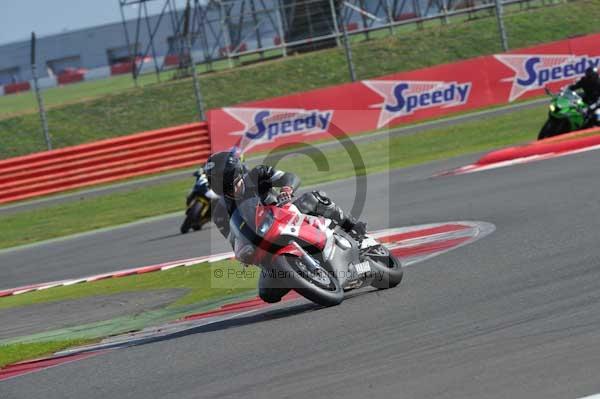 Motorcycle action photographs;Silverstone circuit;Silverstone photographs;Trackday digital images;event digital images;eventdigitalimages;no limits trackday;peter wileman photography;rockingham towcester northamptonshire;trackday;trackday photos