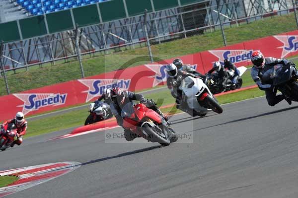 Motorcycle action photographs;Silverstone circuit;Silverstone photographs;Trackday digital images;event digital images;eventdigitalimages;no limits trackday;peter wileman photography;rockingham towcester northamptonshire;trackday;trackday photos