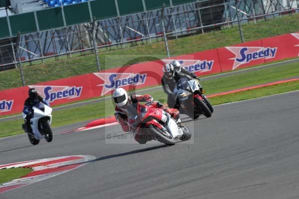 Motorcycle action photographs;Silverstone circuit;Silverstone photographs;Trackday digital images;event digital images;eventdigitalimages;no limits trackday;peter wileman photography;rockingham towcester northamptonshire;trackday;trackday photos