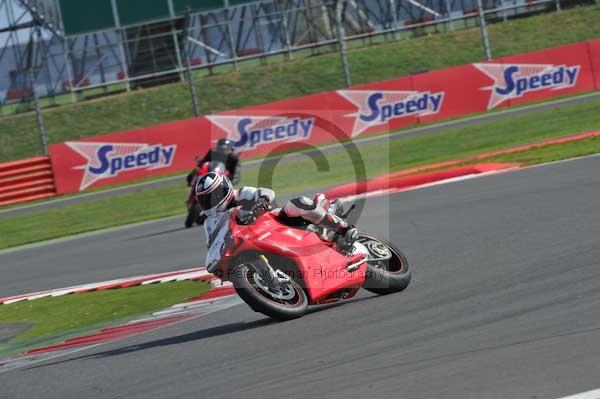 Motorcycle action photographs;Silverstone circuit;Silverstone photographs;Trackday digital images;event digital images;eventdigitalimages;no limits trackday;peter wileman photography;rockingham towcester northamptonshire;trackday;trackday photos