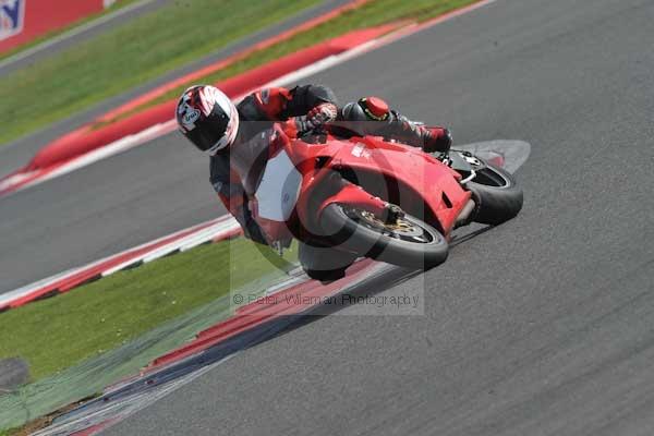 Motorcycle action photographs;Silverstone circuit;Silverstone photographs;Trackday digital images;event digital images;eventdigitalimages;no limits trackday;peter wileman photography;rockingham towcester northamptonshire;trackday;trackday photos