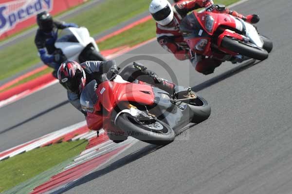 Motorcycle action photographs;Silverstone circuit;Silverstone photographs;Trackday digital images;event digital images;eventdigitalimages;no limits trackday;peter wileman photography;rockingham towcester northamptonshire;trackday;trackday photos