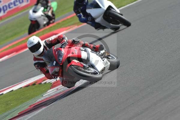 Motorcycle action photographs;Silverstone circuit;Silverstone photographs;Trackday digital images;event digital images;eventdigitalimages;no limits trackday;peter wileman photography;rockingham towcester northamptonshire;trackday;trackday photos