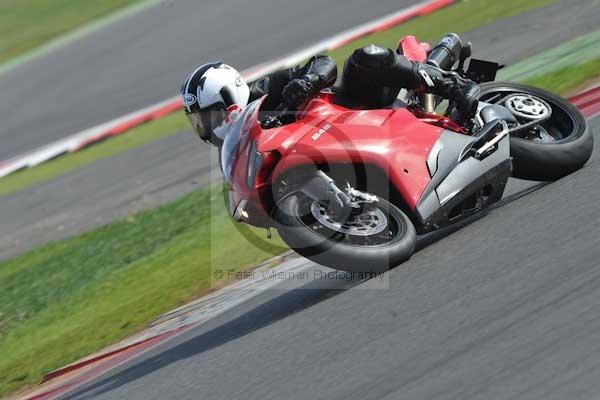 Motorcycle action photographs;Silverstone circuit;Silverstone photographs;Trackday digital images;event digital images;eventdigitalimages;no limits trackday;peter wileman photography;rockingham towcester northamptonshire;trackday;trackday photos