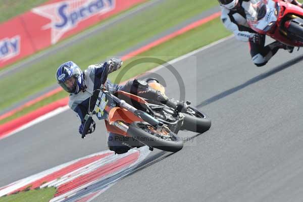 Motorcycle action photographs;Silverstone circuit;Silverstone photographs;Trackday digital images;event digital images;eventdigitalimages;no limits trackday;peter wileman photography;rockingham towcester northamptonshire;trackday;trackday photos