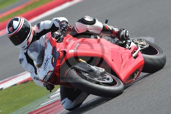 Motorcycle action photographs;Silverstone circuit;Silverstone photographs;Trackday digital images;event digital images;eventdigitalimages;no limits trackday;peter wileman photography;rockingham towcester northamptonshire;trackday;trackday photos