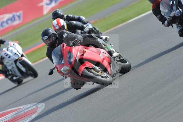 Motorcycle action photographs;Silverstone circuit;Silverstone photographs;Trackday digital images;event digital images;eventdigitalimages;no limits trackday;peter wileman photography;rockingham towcester northamptonshire;trackday;trackday photos