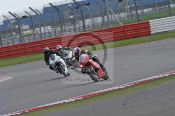 Motorcycle action photographs;Silverstone circuit;Silverstone photographs;Trackday digital images;event digital images;eventdigitalimages;no limits trackday;peter wileman photography;rockingham towcester northamptonshire;trackday;trackday photos