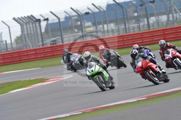 Motorcycle action photographs;Silverstone circuit;Silverstone photographs;Trackday digital images;event digital images;eventdigitalimages;no limits trackday;peter wileman photography;rockingham towcester northamptonshire;trackday;trackday photos