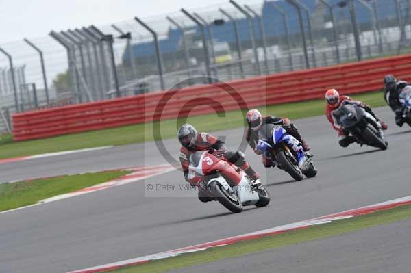 Motorcycle action photographs;Silverstone circuit;Silverstone photographs;Trackday digital images;event digital images;eventdigitalimages;no limits trackday;peter wileman photography;rockingham towcester northamptonshire;trackday;trackday photos