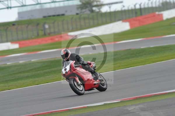 Motorcycle action photographs;Silverstone circuit;Silverstone photographs;Trackday digital images;event digital images;eventdigitalimages;no limits trackday;peter wileman photography;rockingham towcester northamptonshire;trackday;trackday photos