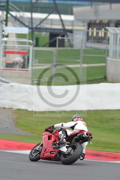 Motorcycle action photographs;Silverstone circuit;Silverstone photographs;Trackday digital images;event digital images;eventdigitalimages;no limits trackday;peter wileman photography;rockingham towcester northamptonshire;trackday;trackday photos