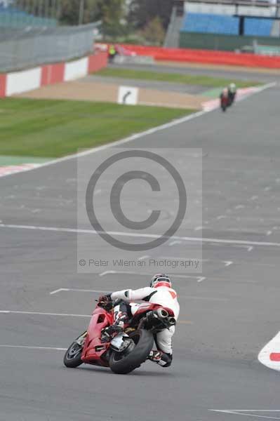 Motorcycle action photographs;Silverstone circuit;Silverstone photographs;Trackday digital images;event digital images;eventdigitalimages;no limits trackday;peter wileman photography;rockingham towcester northamptonshire;trackday;trackday photos