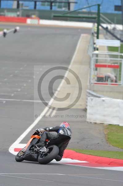 Motorcycle action photographs;Silverstone circuit;Silverstone photographs;Trackday digital images;event digital images;eventdigitalimages;no limits trackday;peter wileman photography;rockingham towcester northamptonshire;trackday;trackday photos