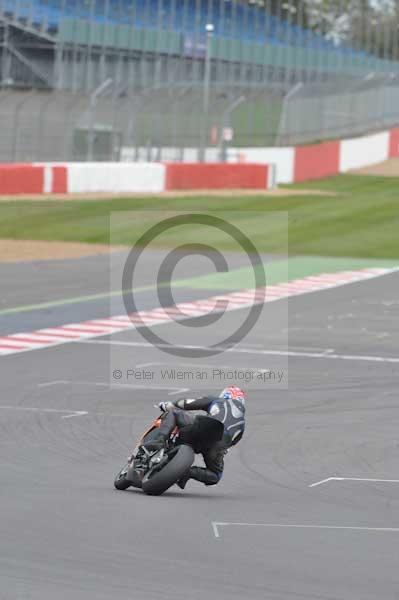 Motorcycle action photographs;Silverstone circuit;Silverstone photographs;Trackday digital images;event digital images;eventdigitalimages;no limits trackday;peter wileman photography;rockingham towcester northamptonshire;trackday;trackday photos