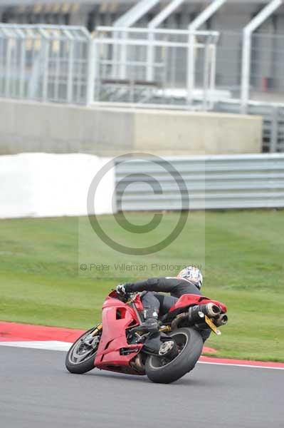 Motorcycle action photographs;Silverstone circuit;Silverstone photographs;Trackday digital images;event digital images;eventdigitalimages;no limits trackday;peter wileman photography;rockingham towcester northamptonshire;trackday;trackday photos