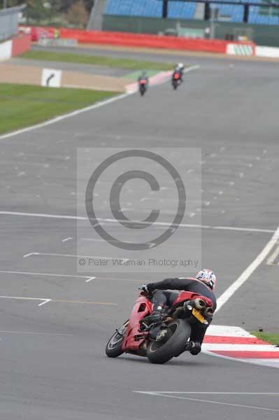 Motorcycle action photographs;Silverstone circuit;Silverstone photographs;Trackday digital images;event digital images;eventdigitalimages;no limits trackday;peter wileman photography;rockingham towcester northamptonshire;trackday;trackday photos