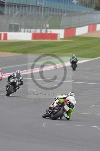 Motorcycle action photographs;Silverstone circuit;Silverstone photographs;Trackday digital images;event digital images;eventdigitalimages;no limits trackday;peter wileman photography;rockingham towcester northamptonshire;trackday;trackday photos