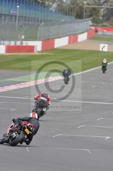 Motorcycle action photographs;Silverstone circuit;Silverstone photographs;Trackday digital images;event digital images;eventdigitalimages;no limits trackday;peter wileman photography;rockingham towcester northamptonshire;trackday;trackday photos