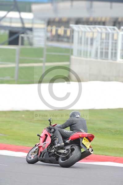 Motorcycle action photographs;Silverstone circuit;Silverstone photographs;Trackday digital images;event digital images;eventdigitalimages;no limits trackday;peter wileman photography;rockingham towcester northamptonshire;trackday;trackday photos