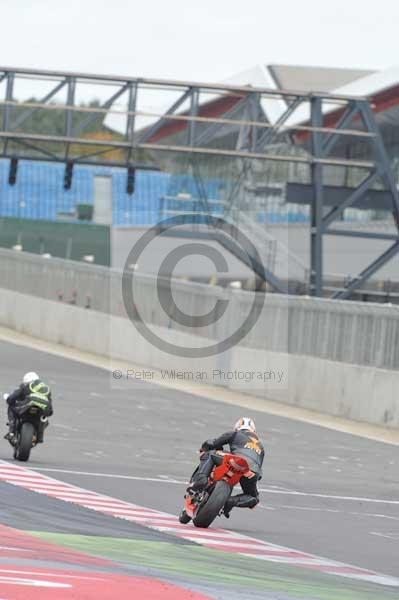 Motorcycle action photographs;Silverstone circuit;Silverstone photographs;Trackday digital images;event digital images;eventdigitalimages;no limits trackday;peter wileman photography;rockingham towcester northamptonshire;trackday;trackday photos