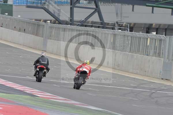 Motorcycle action photographs;Silverstone circuit;Silverstone photographs;Trackday digital images;event digital images;eventdigitalimages;no limits trackday;peter wileman photography;rockingham towcester northamptonshire;trackday;trackday photos