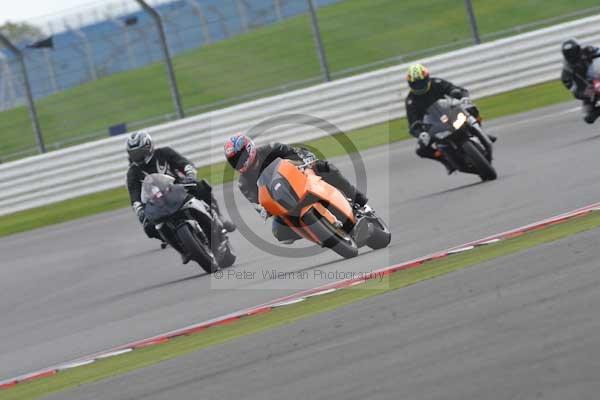 Motorcycle action photographs;Silverstone circuit;Silverstone photographs;Trackday digital images;event digital images;eventdigitalimages;no limits trackday;peter wileman photography;rockingham towcester northamptonshire;trackday;trackday photos