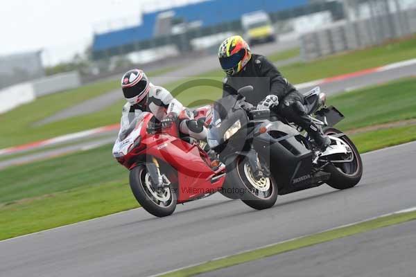 Motorcycle action photographs;Silverstone circuit;Silverstone photographs;Trackday digital images;event digital images;eventdigitalimages;no limits trackday;peter wileman photography;rockingham towcester northamptonshire;trackday;trackday photos