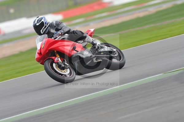 Motorcycle action photographs;Silverstone circuit;Silverstone photographs;Trackday digital images;event digital images;eventdigitalimages;no limits trackday;peter wileman photography;rockingham towcester northamptonshire;trackday;trackday photos