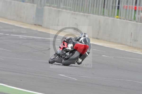 Motorcycle action photographs;Silverstone circuit;Silverstone photographs;Trackday digital images;event digital images;eventdigitalimages;no limits trackday;peter wileman photography;rockingham towcester northamptonshire;trackday;trackday photos