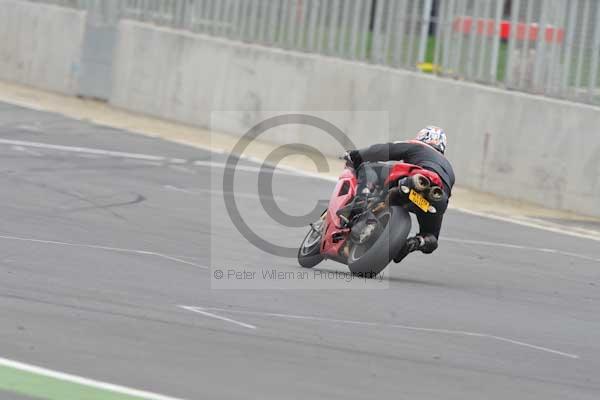 Motorcycle action photographs;Silverstone circuit;Silverstone photographs;Trackday digital images;event digital images;eventdigitalimages;no limits trackday;peter wileman photography;rockingham towcester northamptonshire;trackday;trackday photos