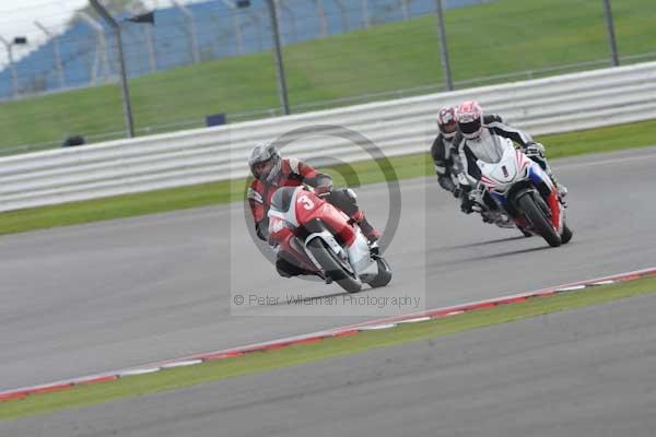 Motorcycle action photographs;Silverstone circuit;Silverstone photographs;Trackday digital images;event digital images;eventdigitalimages;no limits trackday;peter wileman photography;rockingham towcester northamptonshire;trackday;trackday photos