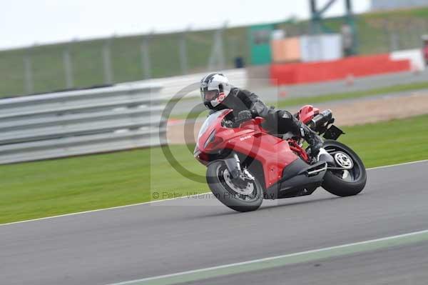 Motorcycle action photographs;Silverstone circuit;Silverstone photographs;Trackday digital images;event digital images;eventdigitalimages;no limits trackday;peter wileman photography;rockingham towcester northamptonshire;trackday;trackday photos