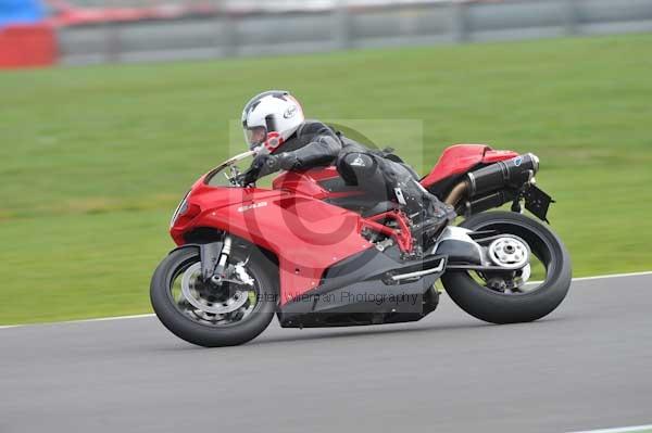 Motorcycle action photographs;Silverstone circuit;Silverstone photographs;Trackday digital images;event digital images;eventdigitalimages;no limits trackday;peter wileman photography;rockingham towcester northamptonshire;trackday;trackday photos