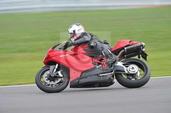 Motorcycle action photographs;Silverstone circuit;Silverstone photographs;Trackday digital images;event digital images;eventdigitalimages;no limits trackday;peter wileman photography;rockingham towcester northamptonshire;trackday;trackday photos