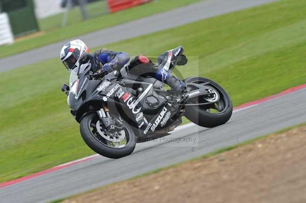 Motorcycle action photographs;Silverstone circuit;Silverstone photographs;Trackday digital images;event digital images;eventdigitalimages;no limits trackday;peter wileman photography;rockingham towcester northamptonshire;trackday;trackday photos