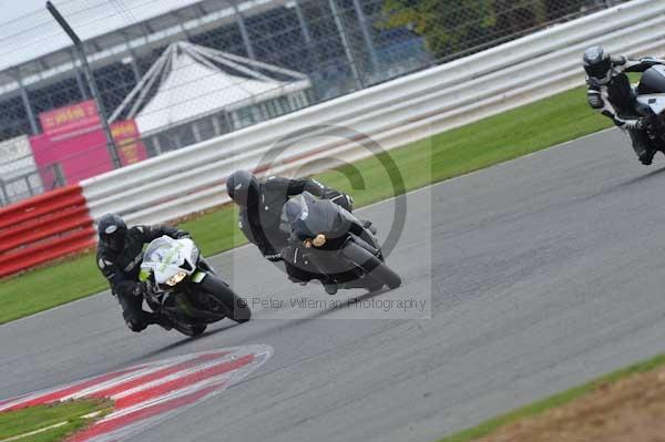 Motorcycle action photographs;Silverstone circuit;Silverstone photographs;Trackday digital images;event digital images;eventdigitalimages;no limits trackday;peter wileman photography;rockingham towcester northamptonshire;trackday;trackday photos