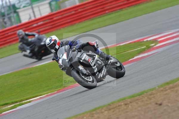 Motorcycle action photographs;Silverstone circuit;Silverstone photographs;Trackday digital images;event digital images;eventdigitalimages;no limits trackday;peter wileman photography;rockingham towcester northamptonshire;trackday;trackday photos