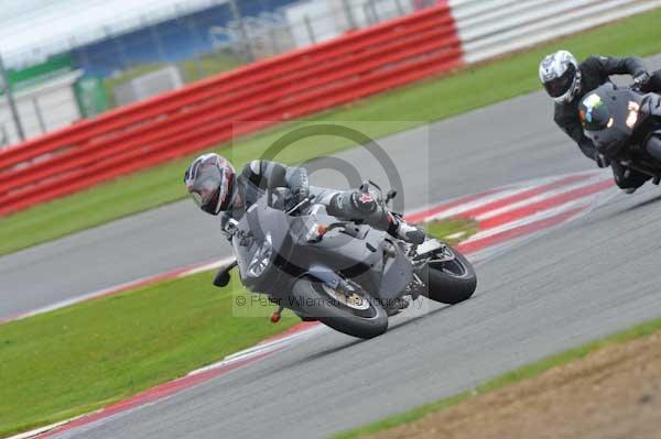 Motorcycle action photographs;Silverstone circuit;Silverstone photographs;Trackday digital images;event digital images;eventdigitalimages;no limits trackday;peter wileman photography;rockingham towcester northamptonshire;trackday;trackday photos