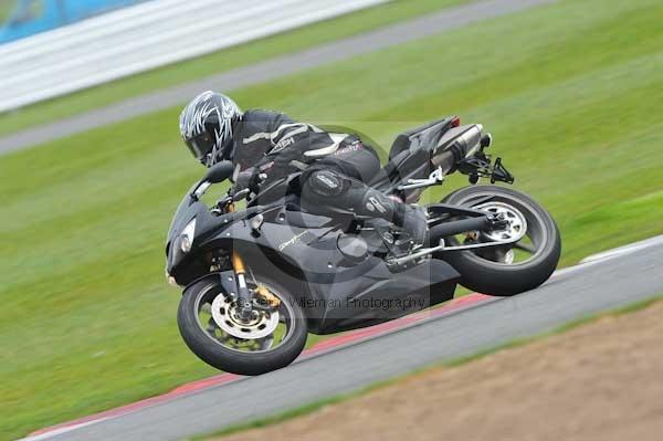 Motorcycle action photographs;Silverstone circuit;Silverstone photographs;Trackday digital images;event digital images;eventdigitalimages;no limits trackday;peter wileman photography;rockingham towcester northamptonshire;trackday;trackday photos