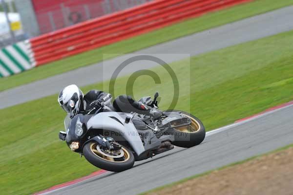 Motorcycle action photographs;Silverstone circuit;Silverstone photographs;Trackday digital images;event digital images;eventdigitalimages;no limits trackday;peter wileman photography;rockingham towcester northamptonshire;trackday;trackday photos