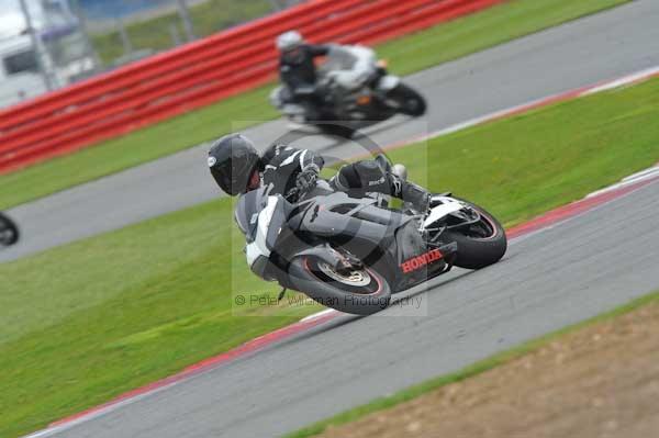 Motorcycle action photographs;Silverstone circuit;Silverstone photographs;Trackday digital images;event digital images;eventdigitalimages;no limits trackday;peter wileman photography;rockingham towcester northamptonshire;trackday;trackday photos