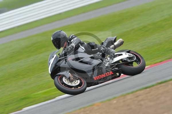 Motorcycle action photographs;Silverstone circuit;Silverstone photographs;Trackday digital images;event digital images;eventdigitalimages;no limits trackday;peter wileman photography;rockingham towcester northamptonshire;trackday;trackday photos