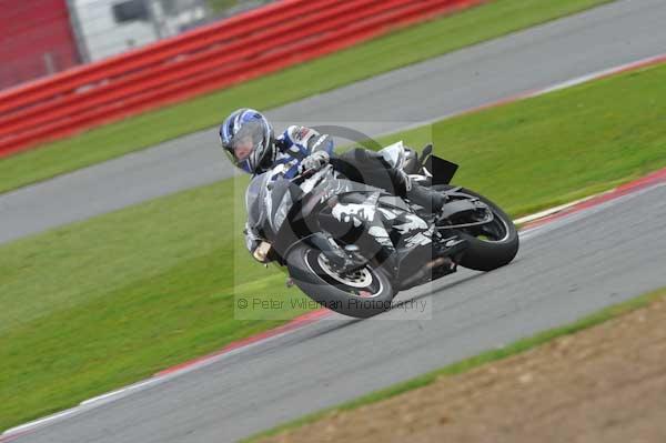 Motorcycle action photographs;Silverstone circuit;Silverstone photographs;Trackday digital images;event digital images;eventdigitalimages;no limits trackday;peter wileman photography;rockingham towcester northamptonshire;trackday;trackday photos