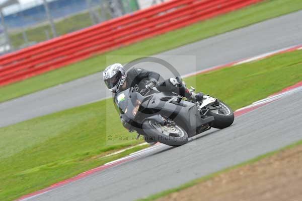 Motorcycle action photographs;Silverstone circuit;Silverstone photographs;Trackday digital images;event digital images;eventdigitalimages;no limits trackday;peter wileman photography;rockingham towcester northamptonshire;trackday;trackday photos