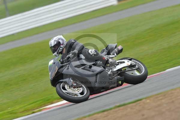 Motorcycle action photographs;Silverstone circuit;Silverstone photographs;Trackday digital images;event digital images;eventdigitalimages;no limits trackday;peter wileman photography;rockingham towcester northamptonshire;trackday;trackday photos