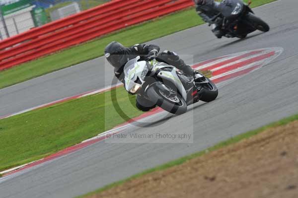 Motorcycle action photographs;Silverstone circuit;Silverstone photographs;Trackday digital images;event digital images;eventdigitalimages;no limits trackday;peter wileman photography;rockingham towcester northamptonshire;trackday;trackday photos