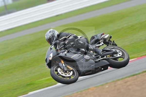 Motorcycle action photographs;Silverstone circuit;Silverstone photographs;Trackday digital images;event digital images;eventdigitalimages;no limits trackday;peter wileman photography;rockingham towcester northamptonshire;trackday;trackday photos